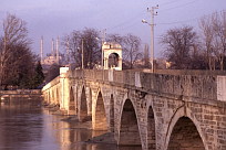 メリチ川をわるメリチ橋はエディルネ市内にある。